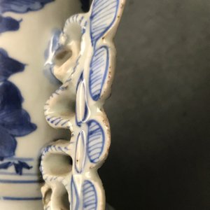 Une paire de vases en porcelaine de Chine bleu et blanc d'après des modèles en verre de Venise, Kangxi — photo 20