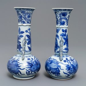 Une paire de vases en porcelaine de Chine bleu et blanc d'après des modèles en verre de Venise, Kangxi — photo 2