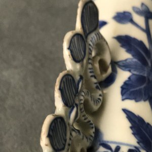 Une paire de vases en porcelaine de Chine bleu et blanc d'après des modèles en verre de Venise, Kangxi — photo 21
