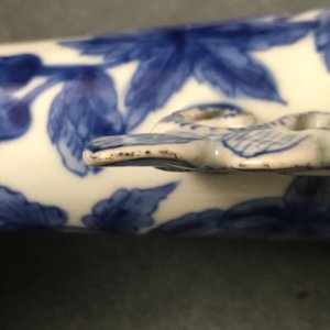 Une paire de vases en porcelaine de Chine bleu et blanc d'après des modèles en verre de Venise, Kangxi — photo 10