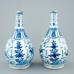 Une paire de vases en porcelaine de Chine bleu et blanc de type Kraak, Wanli, 1573-1619 — photo 2