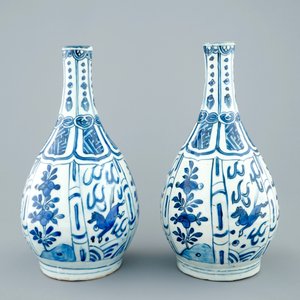 Une paire de vases en porcelaine de Chine bleu et blanc de type Kraak, Wanli, 1573-1619 — photo 3