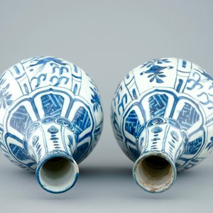 Une paire de vases en porcelaine de Chine bleu et blanc de type Kraak, Wanli, 1573-1619 — photo 5