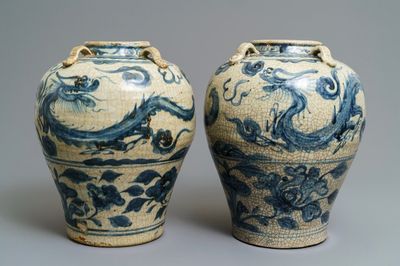 Une paire de vases en porcelaine de Chine bleu et blanc dite 'de Swatow', Ming