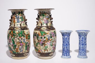 Une paire de vases en porcelaine de Chine bleu et blanc et une paire famille rose dit "de Nankin", 19ème