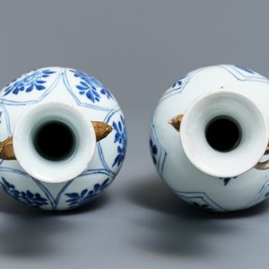 Une paire de vases en porcelaine de Chine bleu et blanc, Kangxi — photo 5