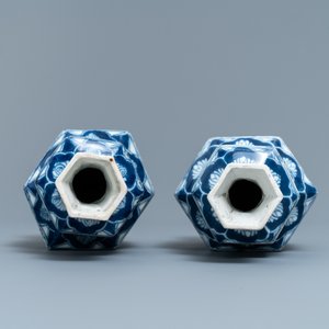Une paire de vases en porcelaine de Chine bleu et blanc, Kangxi — photo 6