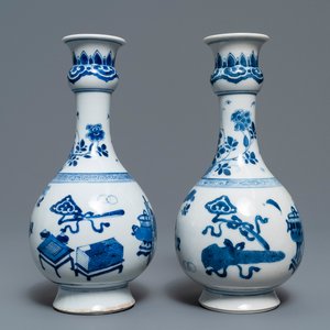 Une paire de vases en porcelaine de Chine bleu et blanc, Kangxi — photo 1