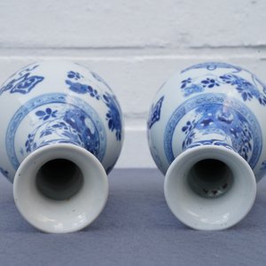 Une paire de vases en porcelaine de Chine bleu et blanc, Kangxi — photo 13