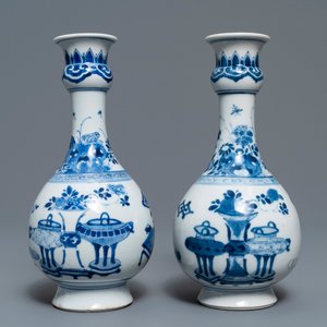 Une paire de vases en porcelaine de Chine bleu et blanc, Kangxi — photo 2
