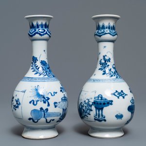 Une paire de vases en porcelaine de Chine bleu et blanc, Kangxi — photo 3