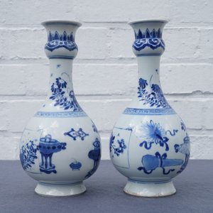 Une paire de vases en porcelaine de Chine bleu et blanc, Kangxi — photo 9