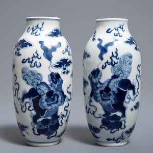 Une paire de vases en porcelaine de Chine bleu et blanc, marque de Kangxi, 19ème — photo 1
