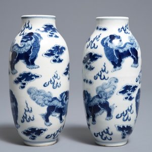 Une paire de vases en porcelaine de Chine bleu et blanc, marque de Kangxi, 19ème — photo 3