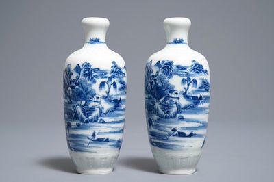 Une paire de vases en porcelaine de Chine bleu et blanc, marque de Qianlong, République, 20ème