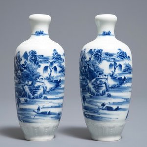 Une paire de vases en porcelaine de Chine bleu et blanc, marque de Qianlong, République, 20ème — photo 1