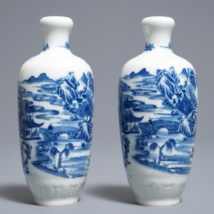 Une paire de vases en porcelaine de Chine bleu et blanc, marque de Qianlong, République, 20ème — photo 2