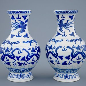 Une paire de vases en porcelaine de Chine bleu et blanc portant une marque Wanli, 19ème — photo 4