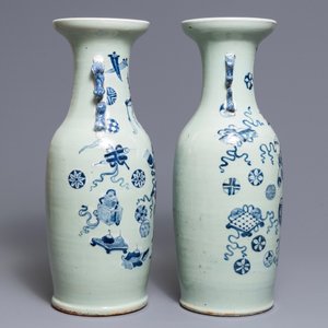 Une paire de vases en porcelaine de Chine bleu et blanc sur fond céladon, 19/20ème — photo 2
