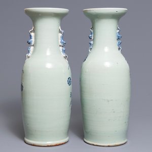 Une paire de vases en porcelaine de Chine bleu et blanc sur fond céladon, 19/20ème — photo 3