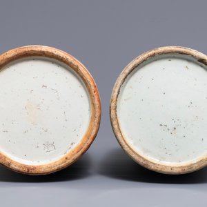 Une paire de vases en porcelaine de Chine bleu et blanc sur fond céladon, 19/20ème — photo 5