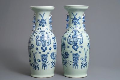 Une paire de vases en porcelaine de Chine bleu et blanc sur fond céladon, 19/20ème
