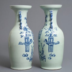 Une paire de vases en porcelaine de Chine bleu et blanc sur fond céladon, 19/20ème — photo 4