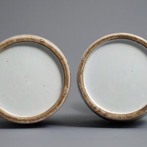 Une paire de vases en porcelaine de Chine bleu et blanc sur fond céladon, 19/20ème — photo 5