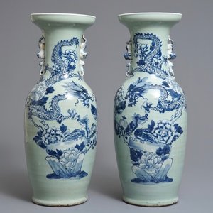 Une paire de vases en porcelaine de Chine bleu et blanc sur fond céladon, 19ème — photo 1