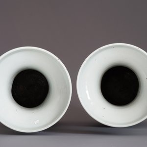 Une paire de vases en porcelaine de Chine bleu et blanc sur fond céladon, 19ème — photo 27