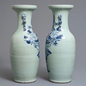 Une paire de vases en porcelaine de Chine bleu et blanc sur fond céladon, 19ème — photo 4
