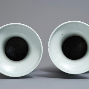 Une paire de vases en porcelaine de Chine bleu et blanc sur fond céladon, 19ème — photo 5