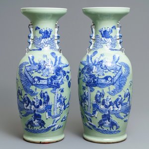 Une paire de vases en porcelaine de Chine bleu et blanc sur fond céladon, 19ème — photo 1