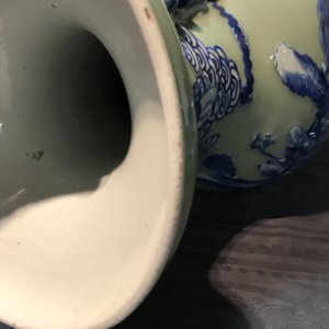 Une paire de vases en porcelaine de Chine bleu et blanc sur fond céladon, 19ème — photo 15