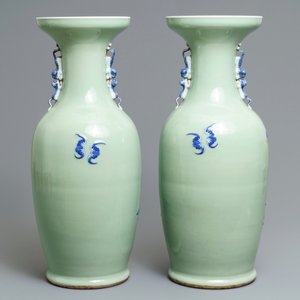 Une paire de vases en porcelaine de Chine bleu et blanc sur fond céladon, 19ème — photo 3