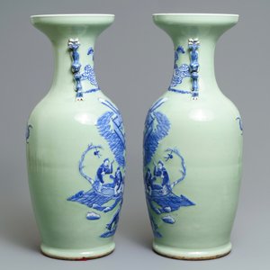 Une paire de vases en porcelaine de Chine bleu et blanc sur fond céladon, 19ème — photo 4