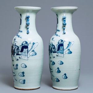 Une paire de vases en porcelaine de Chine bleu et blanc sur fond céladon, 19ème — photo 4