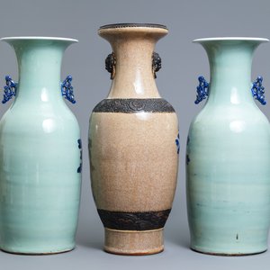 Une paire de vases en porcelaine de Chine bleu et blanc sur fond céladon et un vase dit 'de Nankin', 19ème — photo 3