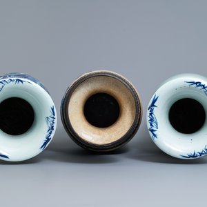 Une paire de vases en porcelaine de Chine bleu et blanc sur fond céladon et un vase dit 'de Nankin', 19ème — photo 5