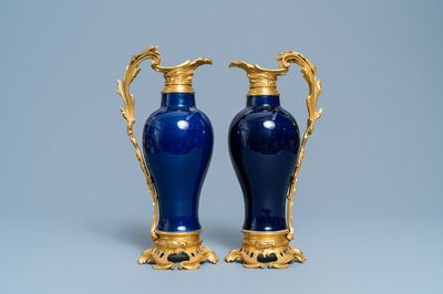 Une paire de vases en porcelaine de Chine bleu monochrome montés en verseuses en bronze doré, 18/19ème