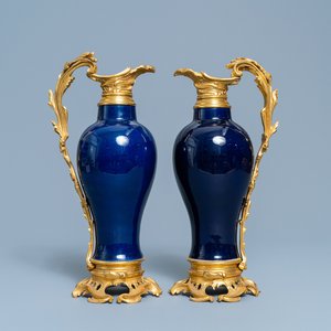 Une paire de vases en porcelaine de Chine bleu monochrome montés en verseuses en bronze doré, 18/19ème — photo 1
