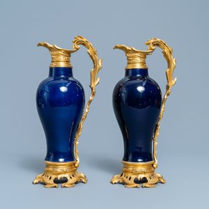 Une paire de vases en porcelaine de Chine bleu monochrome montés en verseuses en bronze doré, 18/19ème — photo 3