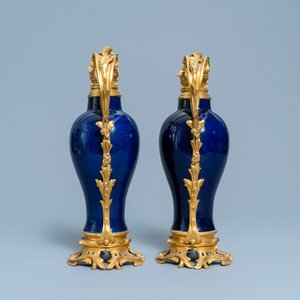 Une paire de vases en porcelaine de Chine bleu monochrome montés en verseuses en bronze doré, 18/19ème — photo 4