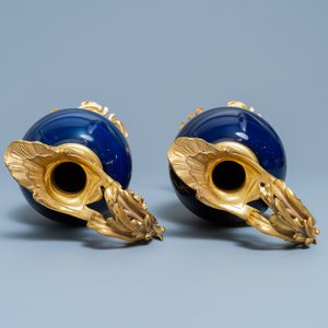 Une paire de vases en porcelaine de Chine bleu monochrome montés en verseuses en bronze doré, 18/19ème — photo 7