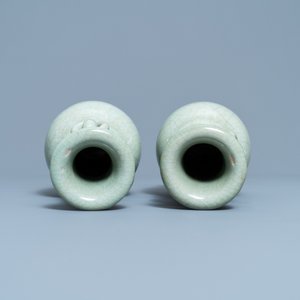 Une paire de vases en porcelaine de Chine céladon monochrome à fond craquelé, 19ème — photo 5