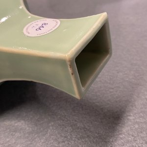 Une paire de vases en porcelaine de Chine céladon monochrome aux montures en bronze doré, 18/19ème — photo 11