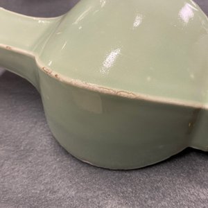 Une paire de vases en porcelaine de Chine céladon monochrome aux montures en bronze doré, 18/19ème — photo 15