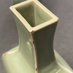 Une paire de vases en porcelaine de Chine céladon monochrome aux montures en bronze doré, 18/19ème — photo 19