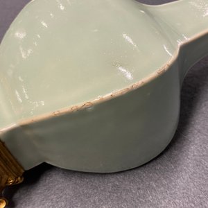 Une paire de vases en porcelaine de Chine céladon monochrome aux montures en bronze doré, 18/19ème — photo 8