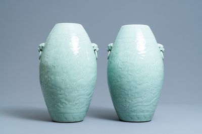 Une paire de vases en porcelaine de Chine céladon monochrome, marque de Qianlong, 19ème